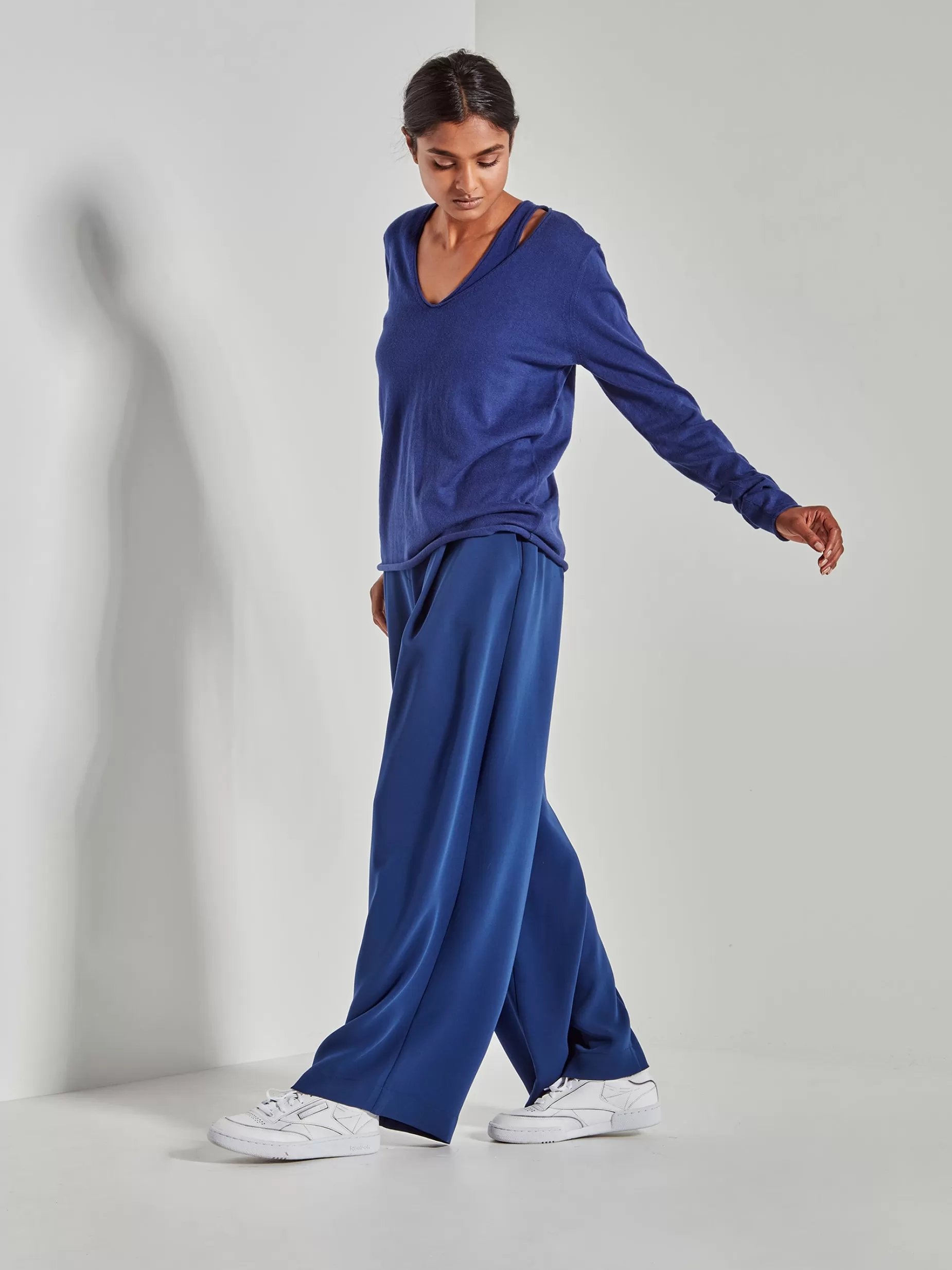 jhl_vneck_ls_t_fine_cotton_cashmere_2-3.webp Women Juliette Hogan Jhl V-Neck L/S T Fine Cotton Cashmere